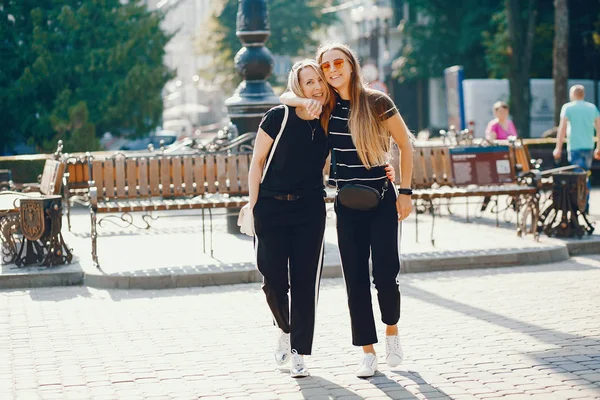Madre con figlia in una città — Foto Stock