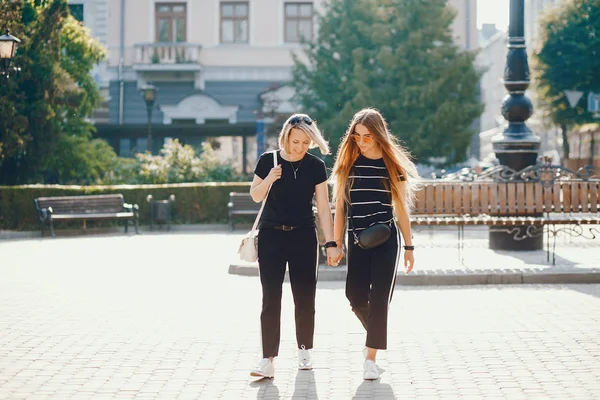 Мать с дочерью в городе — стоковое фото