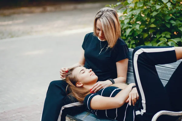 Mãe com filha em uma cidade — Fotografia de Stock