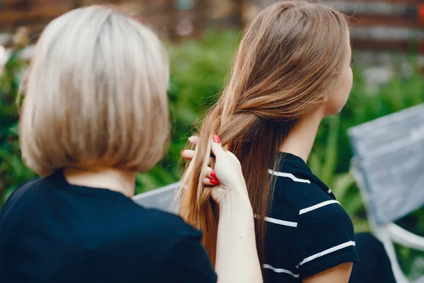 Mor med dotter i en stad — Stockfoto