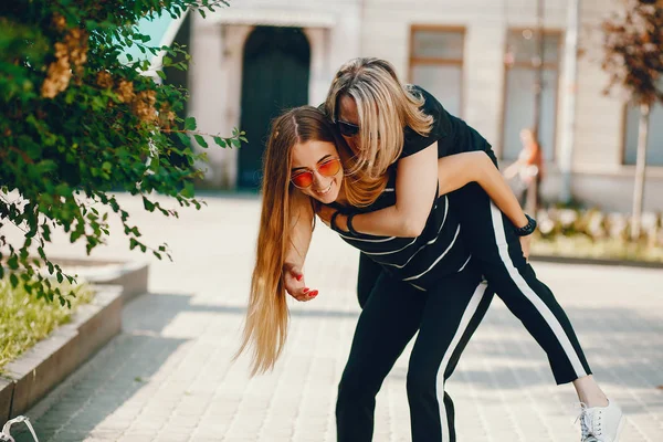 Moeder met dochter in een stad — Stockfoto