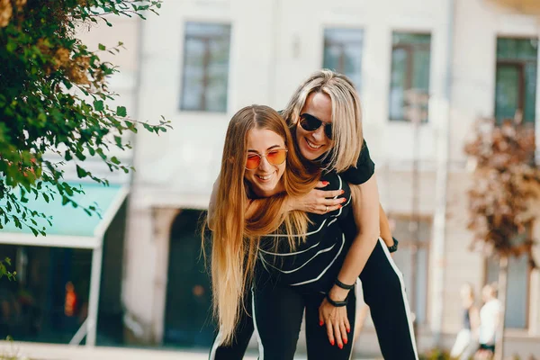 Madre con hija en una ciudad — Foto de Stock