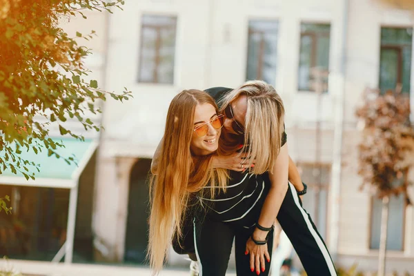 Mother with daughter in a city — Stock Photo, Image