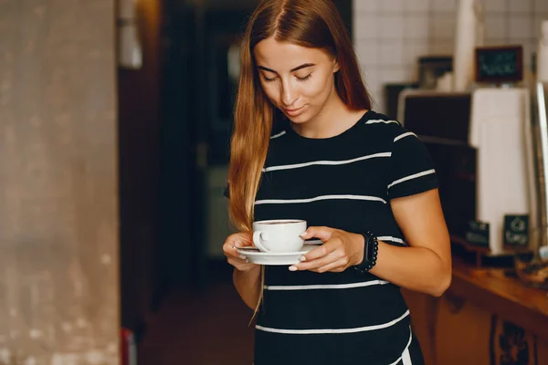 Женщина с кофе — стоковое фото