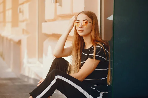Ładna Pani Siedzi Letnim Miastem Blondynka Okulary Przeciwsłoneczne Dziewczyna Pobliżu — Zdjęcie stockowe