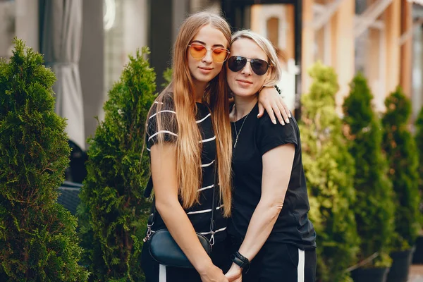 Mère Fille Debout Dans Une Ville Été Famille Dans Une — Photo