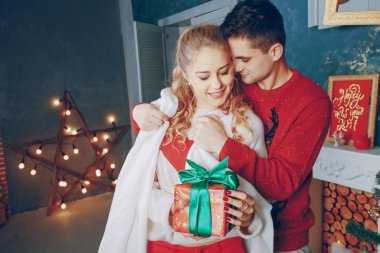 sevgi dolu bir kaç Noel ağacı süsleme. hediyeler vermek