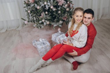 sevgi dolu bir kaç Noel ağacı süsleme. hediyeler vermek