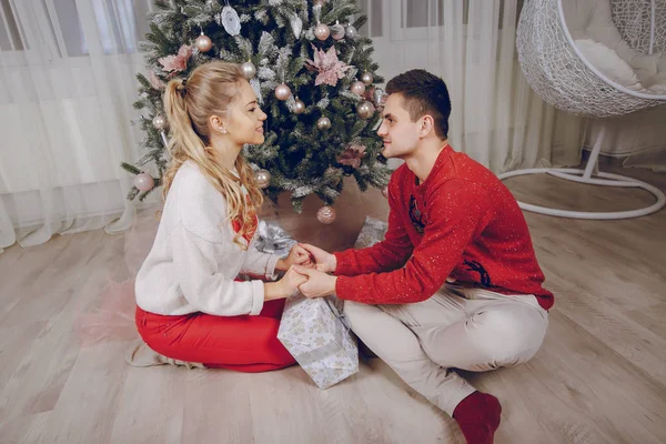 Älskande par dekorera julgran — Stockfoto