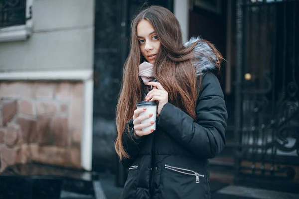 Девушка в городе — стоковое фото