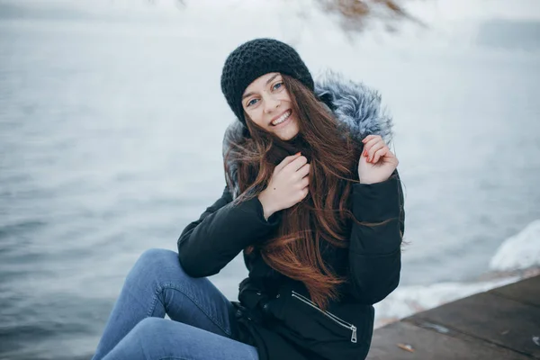 Meisje in stad — Stockfoto