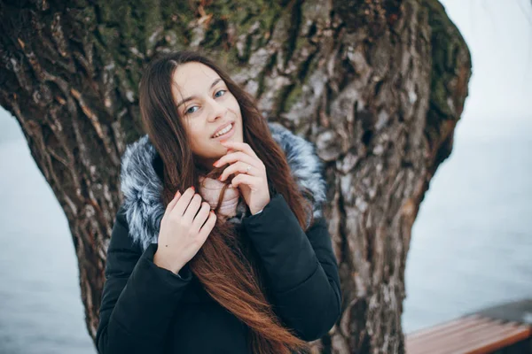 Belle Brune Aux Cheveux Longs Dans Une Veste Noire Promène — Photo