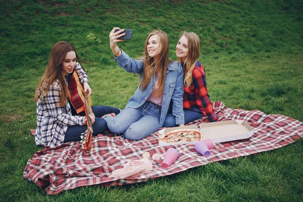 Ragazze su un picnic — Foto Stock