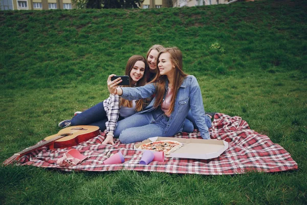 Meisjes op een picknick — Stockfoto