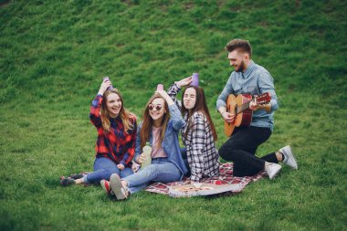 Piknik üzerinde arkadaşlar