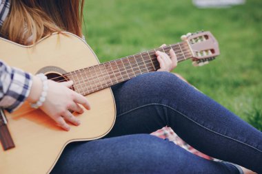 Gitarlı kız.