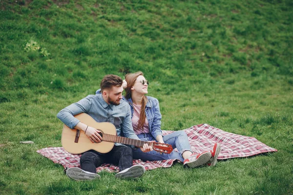 Par med gitarr — Stockfoto