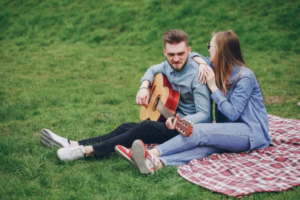 Par med gitarr — Stockfoto