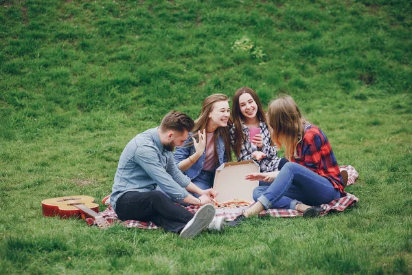 Amici su un picnic — Foto Stock