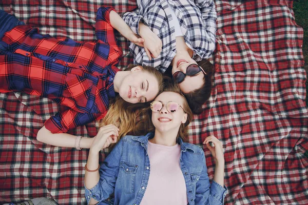 Ragazze su un picnic — Foto Stock