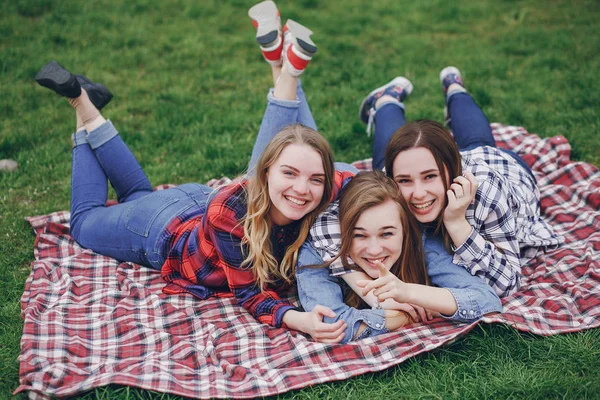 Mädchen auf einem Picknick — Stockfoto