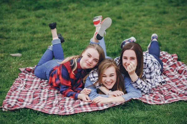 Chicas en un picnic —  Fotos de Stock