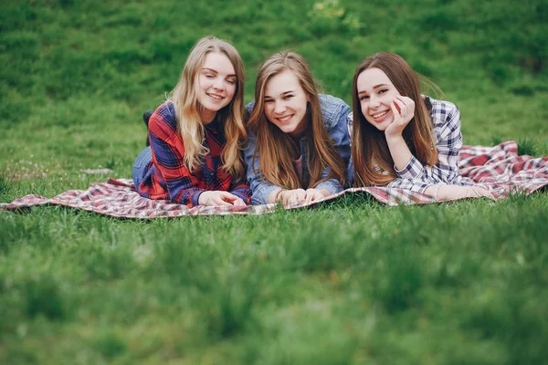 Meninas em um piquenique — Fotografia de Stock