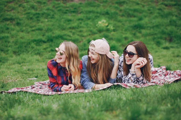 Meninas em um piquenique — Fotografia de Stock