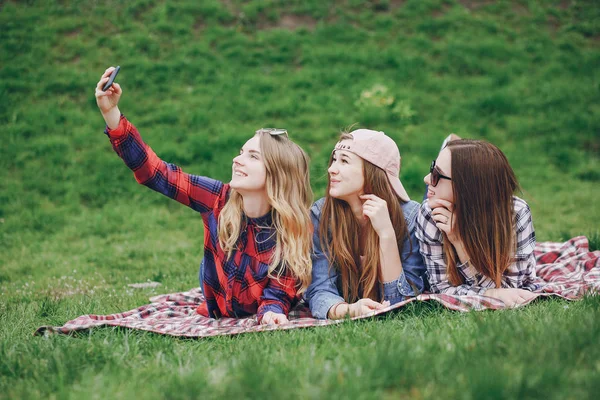 Ragazze su un picnic — Foto Stock