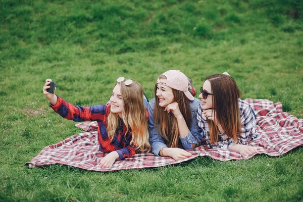 Flickor på picknick — Stockfoto