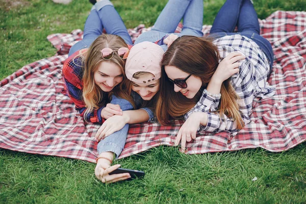 Meninas em um piquenique — Fotografia de Stock