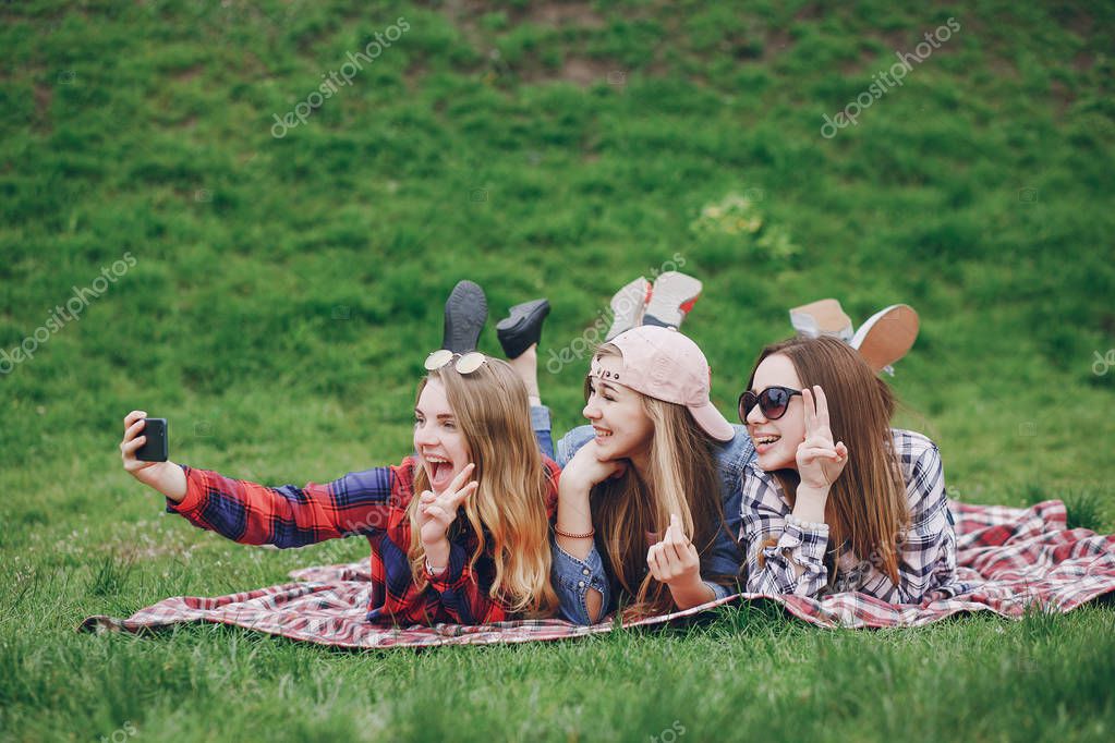 Три девушки на пикнике