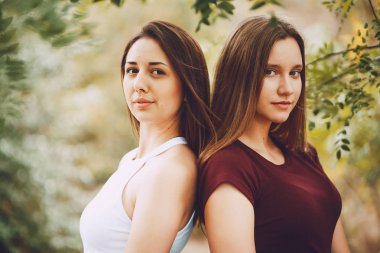 iki güzel genç kız sonbahar parkta yürümek