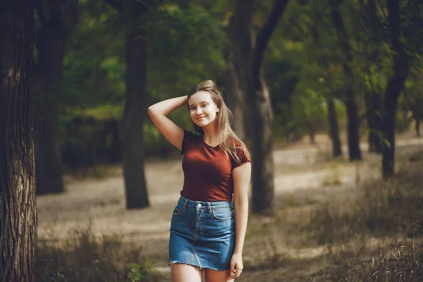 Meisje in het park — Stockfoto