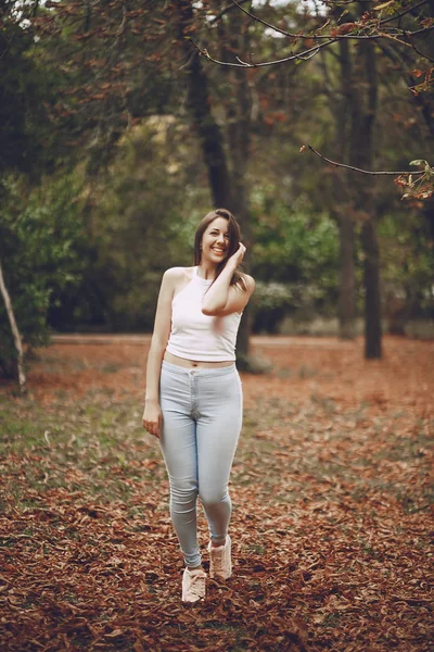 Chica en el parque —  Fotos de Stock