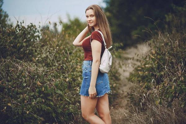 Mädchen im Park — Stockfoto