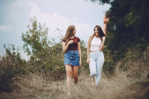 Girls in the park — Stock Photo, Image