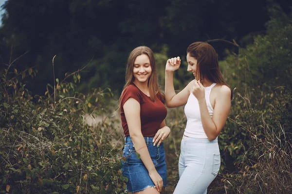 Ragazze nel parco — Foto Stock