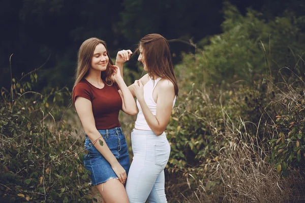 Holky v parku — Stock fotografie