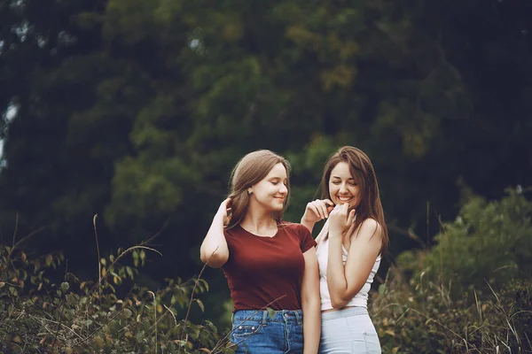 Girls in the park — Stock Photo, Image