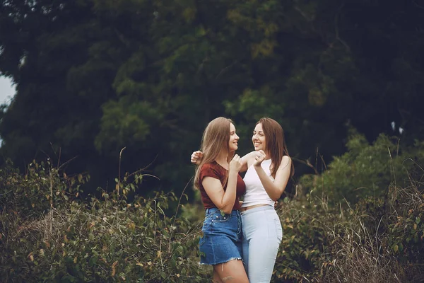 Meisjes in het park — Stockfoto