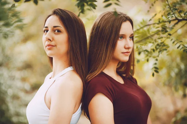 Meninas no parque — Fotografia de Stock