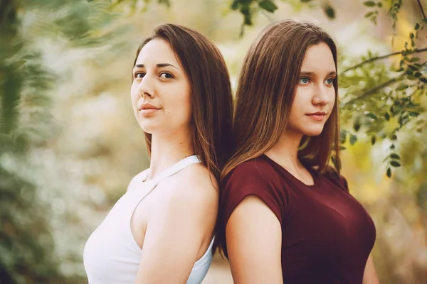 Chicas en el parque — Foto de Stock