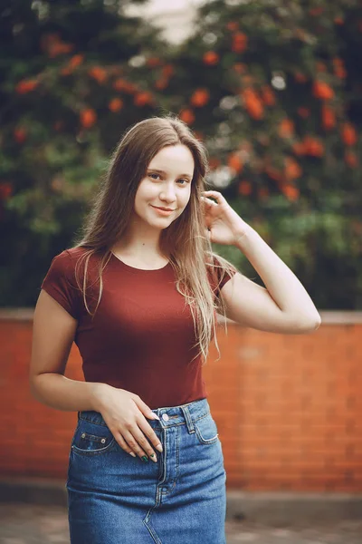 Menina no parque — Fotografia de Stock