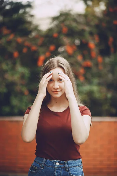 在公园里的女孩 — 图库照片