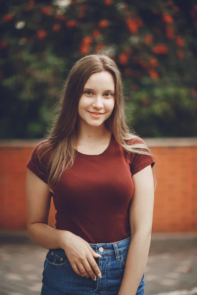 Menina no parque — Fotografia de Stock