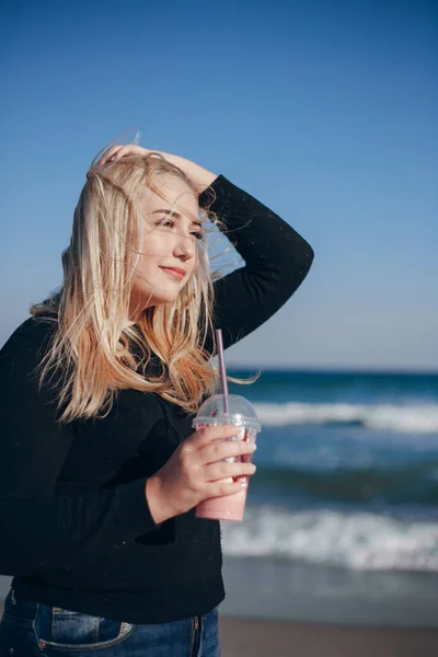 Menina perto do mar — Fotografia de Stock