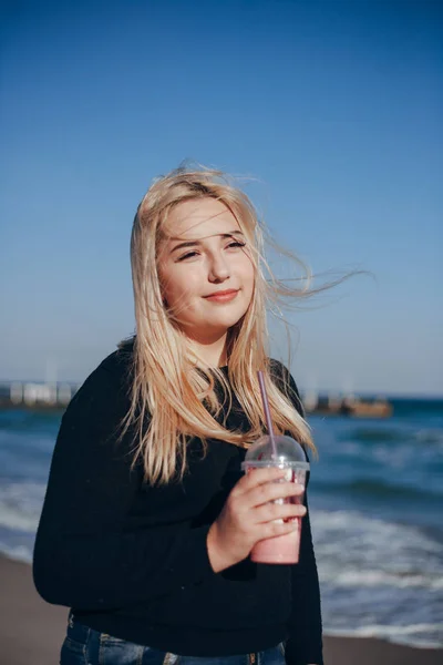 Menina perto do mar — Fotografia de Stock