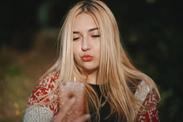 Ragazza con telefono — Foto Stock