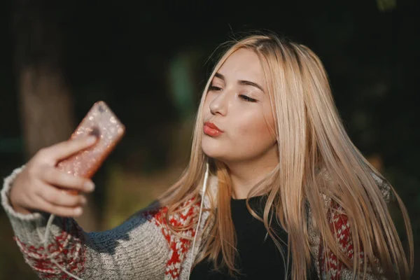 Menina com telefone — Fotografia de Stock